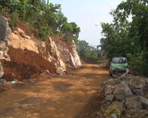 Đường mới mở đoạn qua xóm Tiểu Khu, tuy chưa đổ bê tông nhưng đã đi lại được dễ dàng. 

