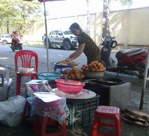Một điểm bán đồ ăn chín trên địa bàn phường Phương Lâm (TPHB) ngay sát lòng đường, thiếu dụng cụ che chắn. 

