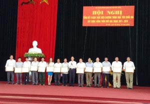 Lãnh đạo huyện Đà Bắc tặng giấy khen cho các tập thể cá nhân có thành tích xuất sắc trong thực hiện chương trình xây dựng NTM giai đoạn 2011-2015.

