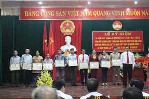 Lãnh đạo huyện Mai Châu tặng giấy khen cho các tập thể, cá nhân có thành trích xuất sắc trong thực hiện CVĐ “Toàn dân đoàn kết xây dựng đời sống văn hóa ở KDC”.
