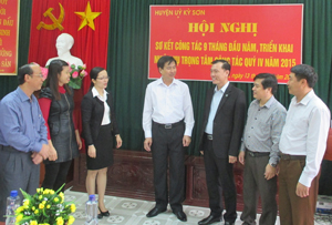 Lãnh đạo huyện Kỳ Sơn trao đổi tình hình thực hiện nghị quyết Đại hội Đảng bộ huyện nhiệm kỳ 2015-2020 với lãnh đạo chủ chốt một số xã và phòng chuyên môn của huyện. 

