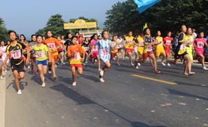 Các vận động viên tham gia thi nội dung nữ chính, nữ trẻ 3 km.