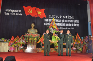 Thiếu tướng Nguyễn Thanh Hải tặng hoa chúc mừng CBCS LLVT tỉnh.

 

