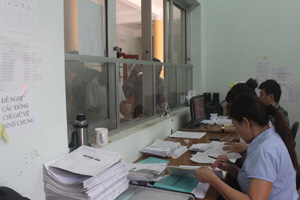 Cán bộ BHXH huyện Kỳ Sơn giám định chi phí khám - chữa bệnh tại Bệnh viện Đa khoa huyện, đảm bảo quyền lợi  cho các đối tượng tham gia BHYT. Ảnh: P.V