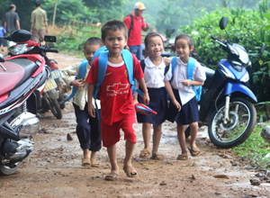 Các em học sinh Chi Đanh Đào trên con đường tới trường.