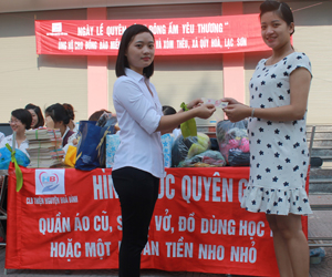 Một nhà hảo tâm trao tặng tiền ủng hộ người nghèo cho đại diện CLB thiện nguyện Hòa Bình.