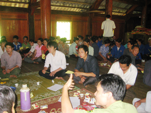 Người dân xóm Đèn, xã Ngọc Sơn (Lạc Sơn) tham gia buổi tuyên truyền pháp luật về công tác quản lý, bảo vệ rừng.