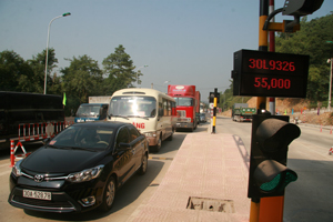 Xe ô tô xếp hàng qua trạm thu phí Quốc lộ 6, đoạn km42+730 thuộc khu vực thị trấn Lương Sơn (Lương Sơn).