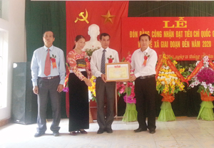 Lãnh đạo huyện Mai Châu trao bằng công nhận đạt chuẩn quốc gia về y tế cho xã Vạn Mai.