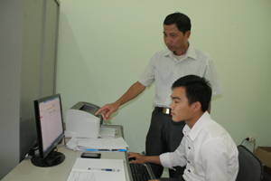 Cán bộ xã Kim Sơn (Kim Bôi) chú trọng ứng dụng CNTT nâng cao hiệu quả công việc.