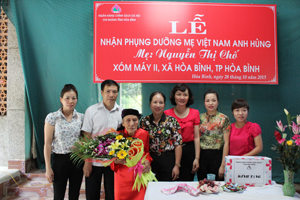 Cán bộ NHCSXH tỉnh tặng quà nhận phụng dưỡng mẹ VNAH Nguyễn Thị Chố.