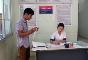Người dân được hướng dẫn làm thủ tục hành chính KCB bằng BHYT tại Bệnh viên Đa khoa huyện Kỳ Sơn.