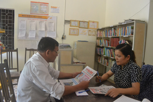 Cán bộ, nhân dân xã Tân Pheo (Đà Bắc) tìm hiểu thông tin trên báo Đảng tại Bưu điện văn hóa xã.