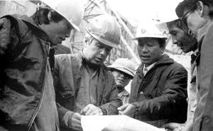 Chuyên gia Liên Xô cùng các kỹ sư Việt Nam trên công trình Thủy điện Hòa Bình. Ảnh: T.L