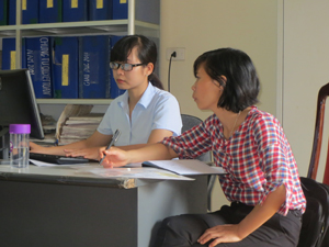 Cán bộ BHXH huyện Kim Bôi hướng dẫn đơn vị sử dụng lao động về thực hiện giao dịch điện tử.