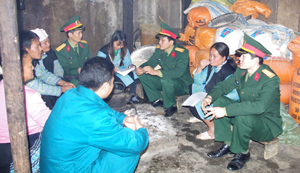 CBCS LLVT huyện Mai Châu thường xuyên làm tốt công tác chính sách hậu phương quân đội, giúp đỡ các gia đình chính sách có hoàn cảnh khó khăn trên địa bàn xã Pà Cò ổn định cuộc sống