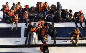 Thuyền chở người tị nạn đang trên đường tới đảo Lesbos (Hy Lạp) sau khi vượt qua biển Aegean, ngày 30-10-2015. (Ảnh: Reuters)

