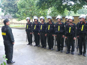 Thiếu tá Bạch Công Thắng chỉ huy đại đội cảnh sát cơ động.

