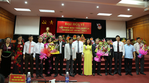 Đồng chí Phạm Văn Thủy, Phó Chủ tịch UBND tỉnh Sơn La trao bằng khen của Chủ tịch UBND tỉnh cho các cá nhân xuất sắc.