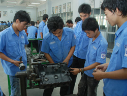Sinh viên Trường CĐ Kỹ thuật Cao Thắng trong giờ học động cơ ô tô