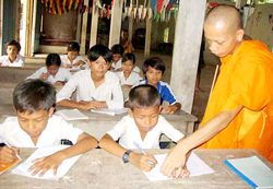 Dạy chữ cho học sinh Khmer