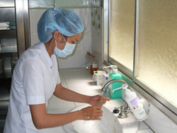 Rửa tay đúng cách là biện pháp hiệu quả để phòng ngừa nhiễm khuẩn bệnh viện.
Trong ảnh: Nhân viên Bệnh viện Phạm Ngọc Thạch (TPHCM) rửa tay trước khi làm thủ thuật cho bệnh nhân

