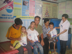 Người nghèo, nạn nhân CĐDC xã Đông Bắc (huyện Kim Bôi) được chăm sóc sức khoẻ