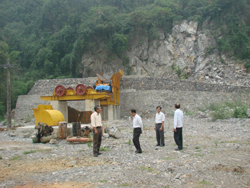 Mỏ đá ở xóm Yên Bình, xã Đoàn Kết đã tạo việc làm thêm cho khoảng 100 lượt lao động/tháng.
