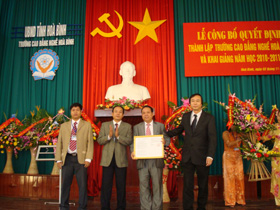 Đồng chí Dương Đức Lân, Phó Tổng cục trưởng Tổng cục Dạy nghề trao Quyết định thành lập trường CĐ nghề Hòa Bình