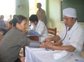 Hội CCB Mỹ (bang California) phối hợp với Trung tâm dân số huyện Lương Sơn khám bệnh, cấp thuốc miễn phí cho người dân xã Tiến Sơn.