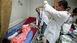 Các bác sĩ đang chữa trị cho nạn nhân một vụ đánh bom ở Baghdad.