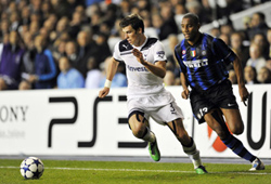 Gareth Bale (trái, Tottenham) vượt qua hậu vệ Maicon của Inter Milan.
