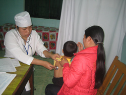Bệnh viên đa khoa huyện Đà Bắc duy trì KCB cho trẻ dưới 6 tuôi