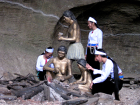 Mô hình mô phỏng sinh hoạt thường nhật của người tiền sử đã được các nhà khoa học dựng lại trong hang xóm Trại