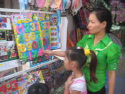 Hầu hết sản phẩm đồ chơi trẻ em được bày bán trên các tuyến phố Cù Chính Lan, Điện Biên Phủ (TP Hòa Bình) đều không có tem hợp quy CR.