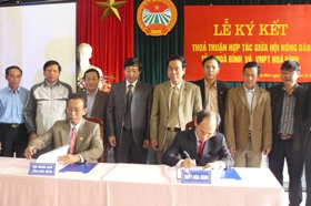 Lễ ký kết thỏa thuận hợp tác giữa Hội Nông dân tỉnh và và VNPT Hòa Bình.