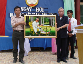 Đồng chí Nguyễn Minh Quang, Chủ nhiệm UBKT Tỉnh ủy tặng quà của Tỉnh uỷ, HĐND, UBND, UBMTTQ tỉnh cho nhân dân xóm Đồng Lạc