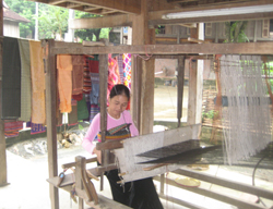 Nghề dệt thổ cẩm được các gia đình người Thái - Mai Châu lưu giữ qua nhiều thế hệ