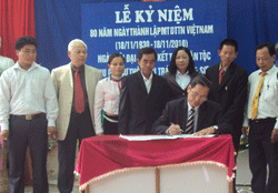 Các hộ gia đình KDC thôn Bùi Trám ký giao ước thi đua xây dựng đời sống văn hóa ở khu dân cư năm 2011.