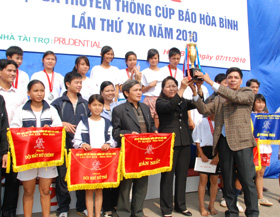 Đồng chí Đinh Văn Ổn, TBT Báo Hòa Bình, Trưởng ban tổ chức giải trao Cúp cho đội Lương Sơn.