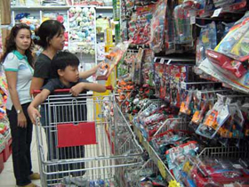 Đồ chơi trẻ em không có tem hợp quy vẫn bày bán tràn lan trên thị trường kể cả trong siêu thị.
