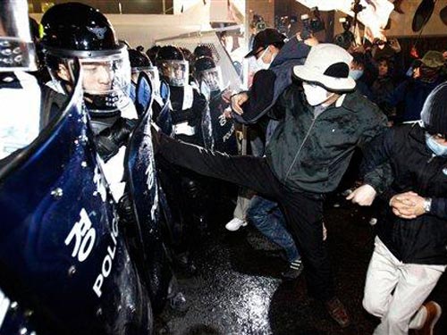 Người biểu tình manh động với cảnh sát ở Seoul, Hàn Quốc hôm 7-11