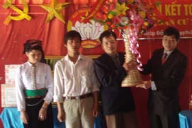 Đồng chí Bùi Văn Cửu, Phó Chủ tịch UBND tỉnh đã tặng lẵng hoa chúc mừng Ngày hội đại đoàn kết tại xóm Bao