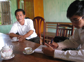 Ông Phương Văn Trò, Phó Chủ tịch UBND xã Minh Châu đang trao đổi với tác giả.