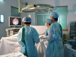 Các bác sĩ bệnh viện quận Thủ Đức trong 1 ca phẫu thuật sỏi tiết niệu ứng dụng laser


