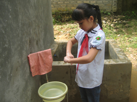 Học sinh các trường tiểu học, THCS vùng dự án tăng cường hành vi rử tay sạch với xà phòng.