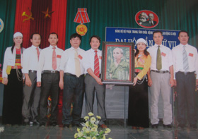 Từ những cống hiến của mình năm 2010, chị Kiều (đứng thứ 3 từ bên phải) được tín nhiệm bầu làm Giám đốc Trung tâm CB - GD - LĐXH tỉnh.