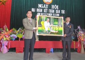 Đồng chí Nguyễn Văn Quang, Phó Bí thư Tỉnh ủy tặng quà của Tỉnh ủy, HĐND, UBND, UBMTTQ tỉnh chúc mừng khu dân cư 5B thị trấn Cao Phong.