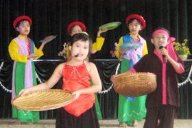 Tiết mục múa hát “Lý dĩa bánh bò” của các em học sinh 
Phòng GD&ĐT huyện Kỳ Sơn.
