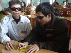 Những người khiếm thị được Hội Người mù huyện Lạc Sơn dạy chữ nổi.